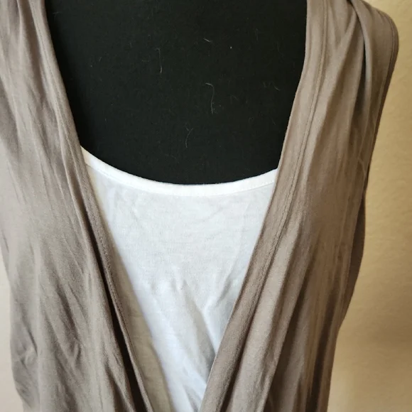Brown and White Wrap Sleeveless Camisole Top - Picture 2 of 4